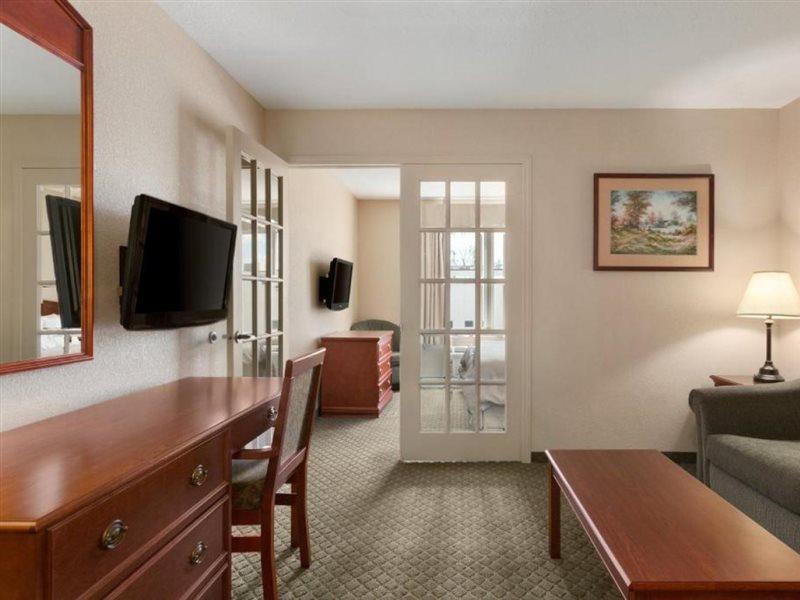 Days Inn & Suites By Wyndham Winkler Extérieur photo