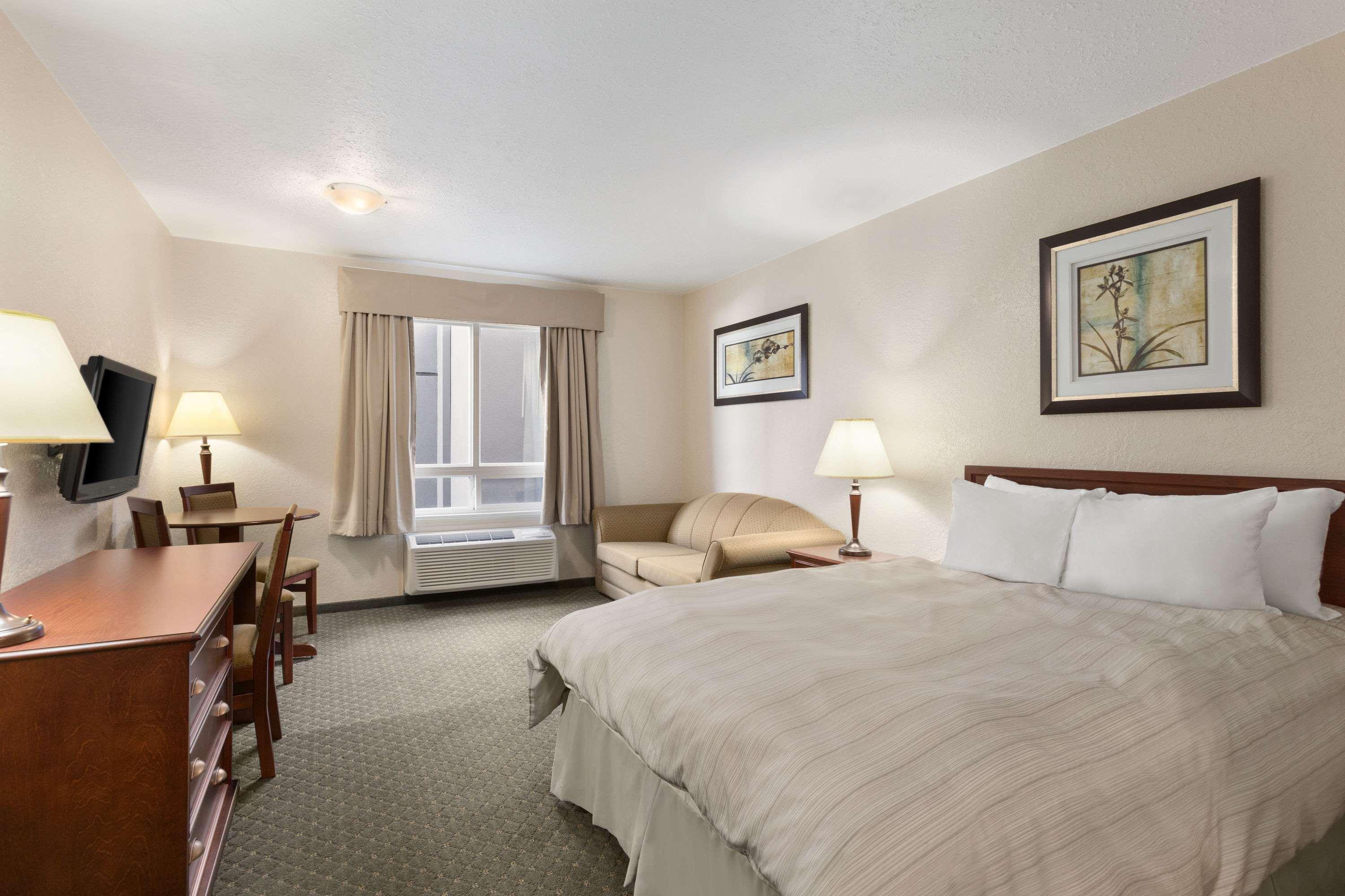 Days Inn & Suites By Wyndham Winkler Extérieur photo