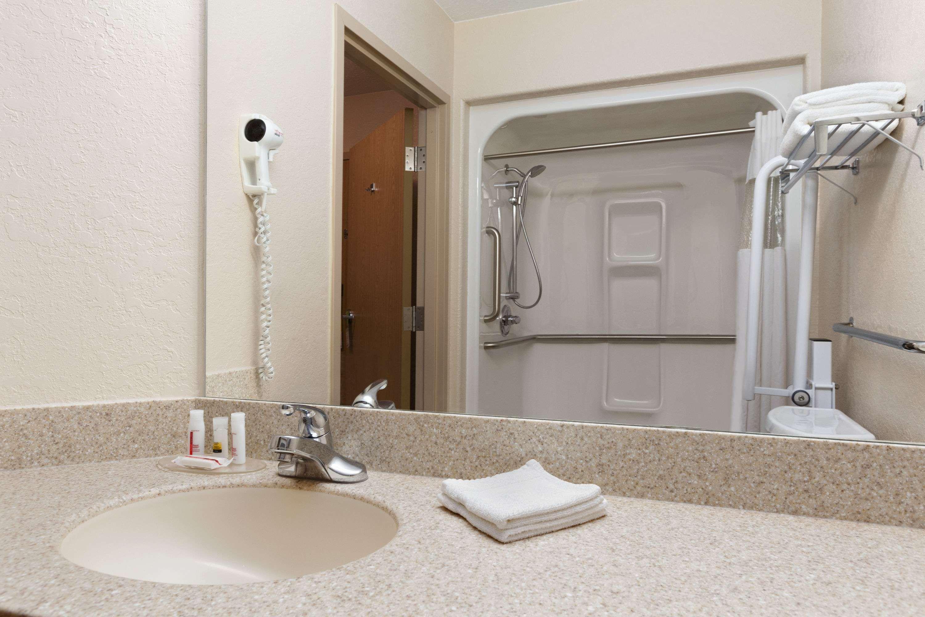 Days Inn & Suites By Wyndham Winkler Extérieur photo