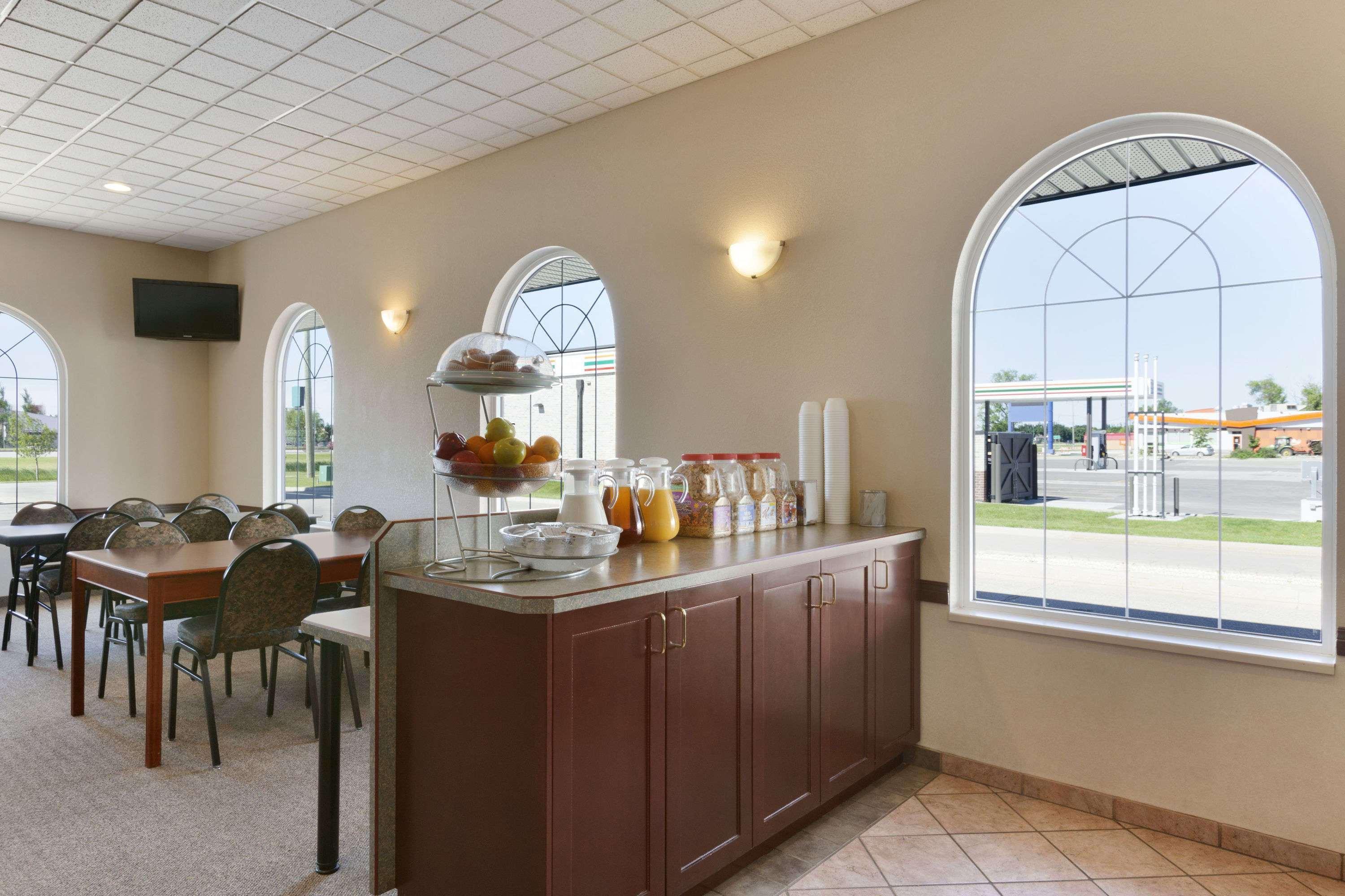 Days Inn & Suites By Wyndham Winkler Extérieur photo