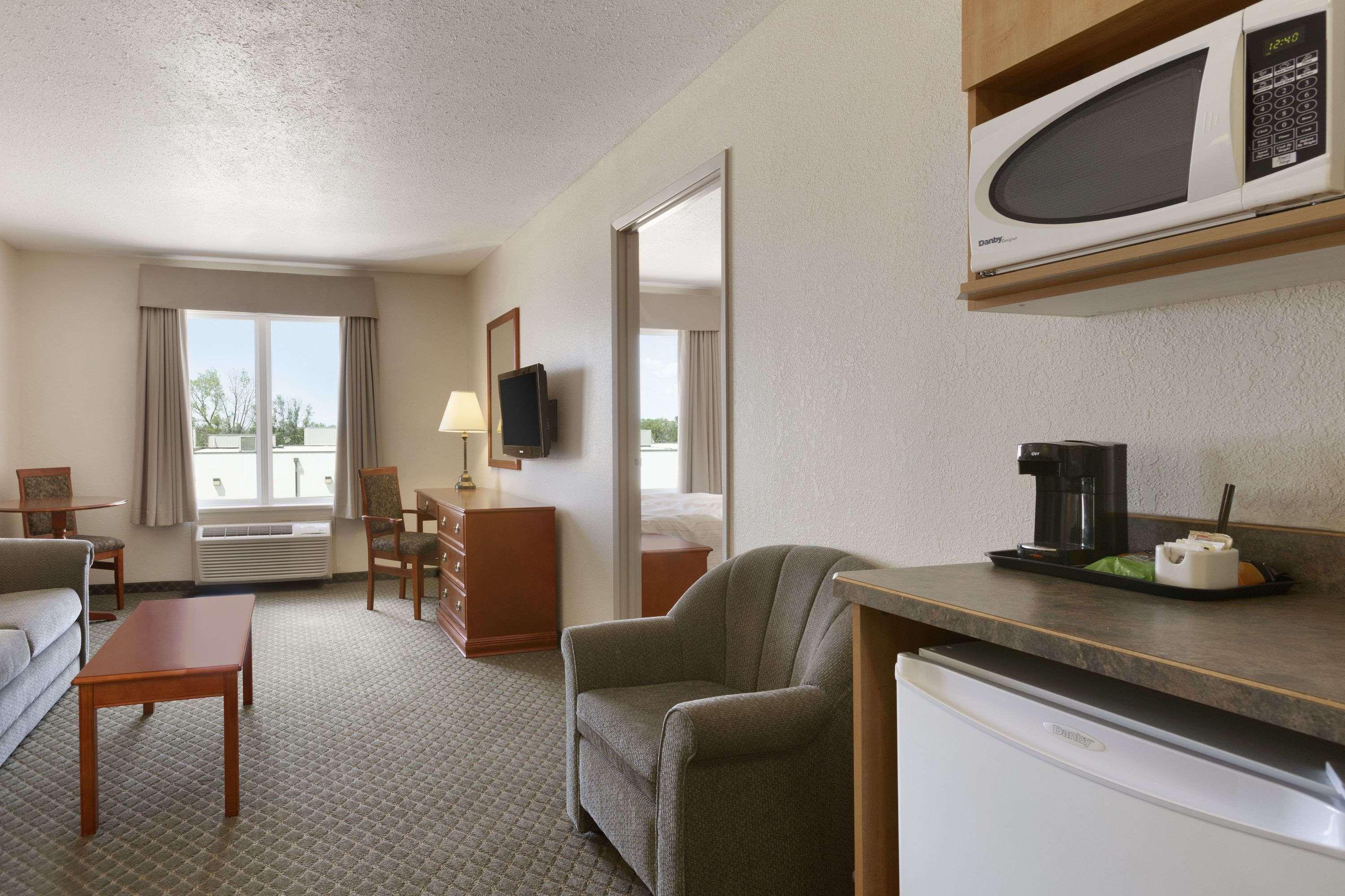 Days Inn & Suites By Wyndham Winkler Extérieur photo