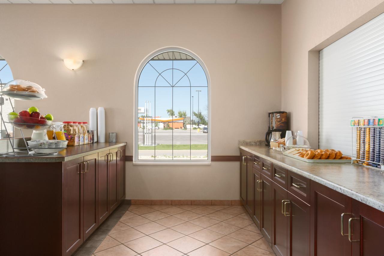 Days Inn & Suites By Wyndham Winkler Extérieur photo