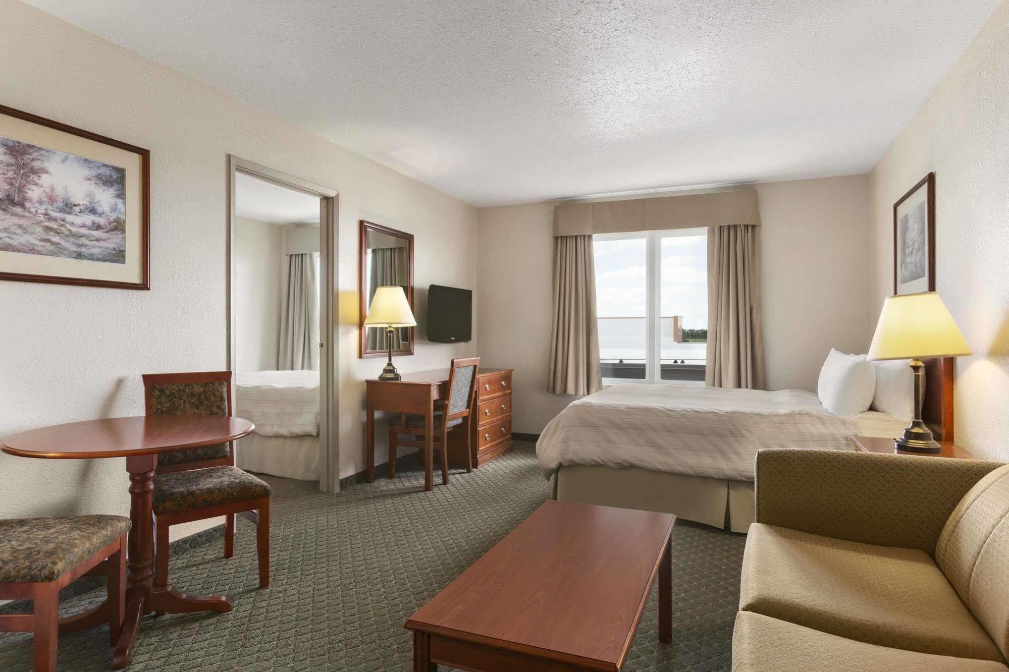 Days Inn & Suites By Wyndham Winkler Extérieur photo